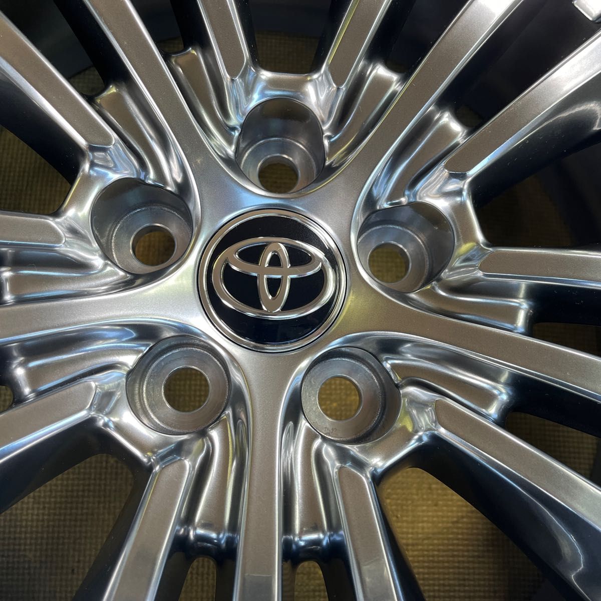 新車外し トヨタ 80系 ハリアー 純正 ホイール1本 19インチ7J+35