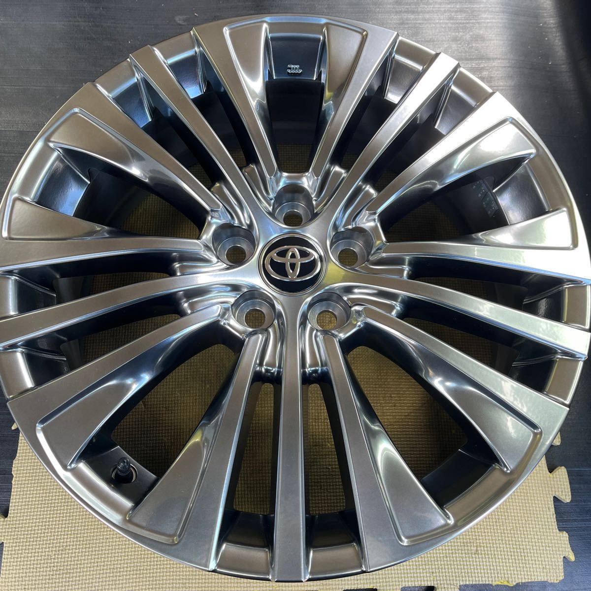 新車外し トヨタ 80系 ハリアー 純正 ホイール1本 19インチ7J+35