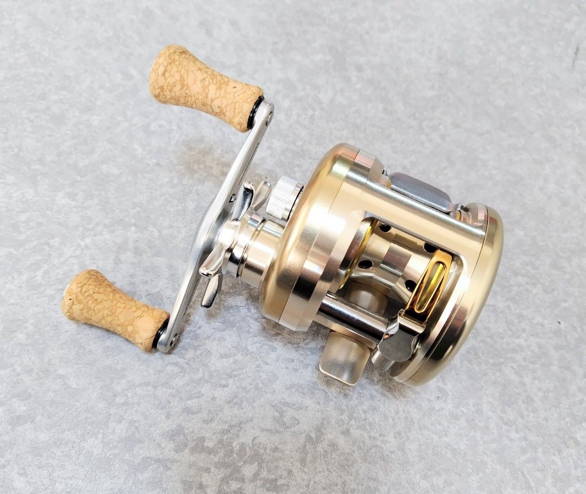 希少 美品 Daiwa ダイワ ミリオネアCV-Z 205 箱あり ベイトリール