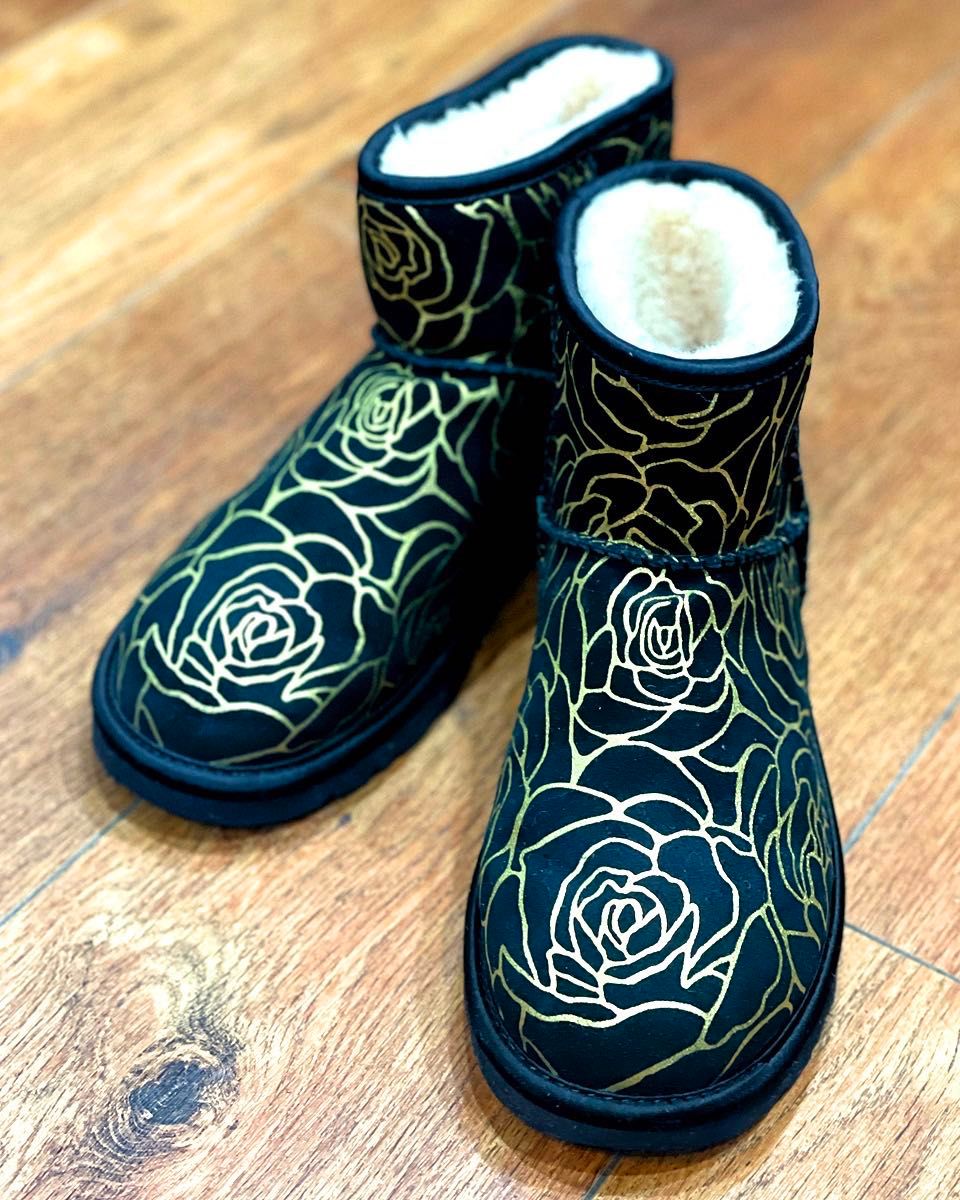 激ﾁｬｰﾐﾝｸﾞ 金花柄ﾑｰﾄﾝ・ｱﾝｸﾙ丈ﾌﾞｰﾂ【UGG】23 0 送料込｜Yahoo!フリマ