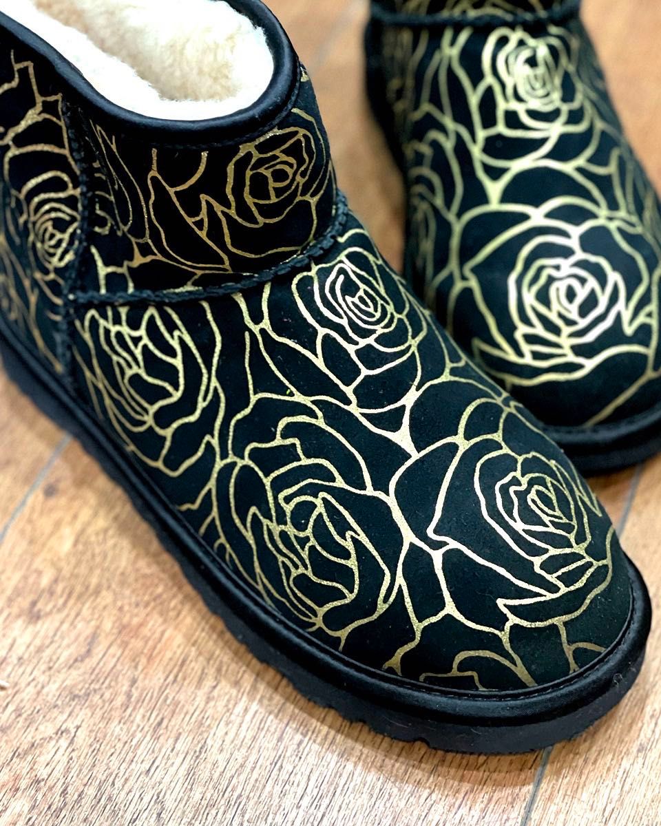 激ﾁｬｰﾐﾝｸﾞ 金花柄ﾑｰﾄﾝ・ｱﾝｸﾙ丈ﾌﾞｰﾂ【UGG】23 0 送料込｜Yahoo!フリマ