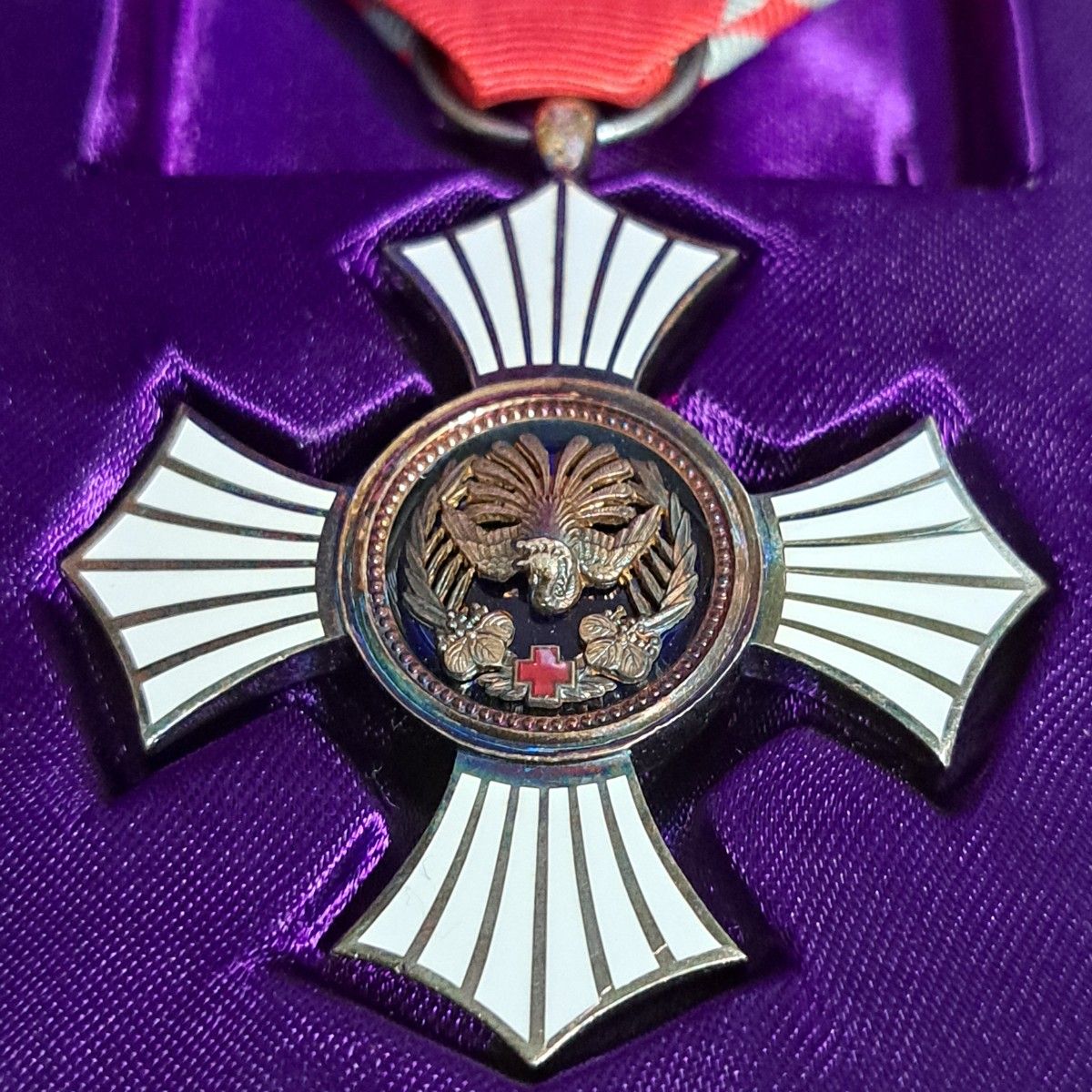 日本赤十字社 勲章 記章 メダル バッチ 銀色有功章｜Yahoo!フリマ（旧