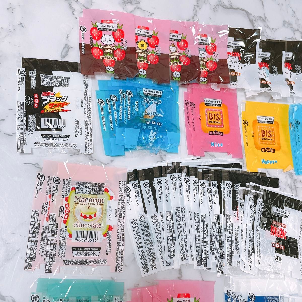 レア チロルチョコ 包み紙 137枚 まとめ売り ちいかわ ちろる いちご