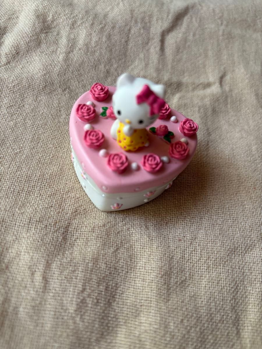 サンリオ ハローキティ 小物入れ ハートケーキ 陶器 レトロ 2004年