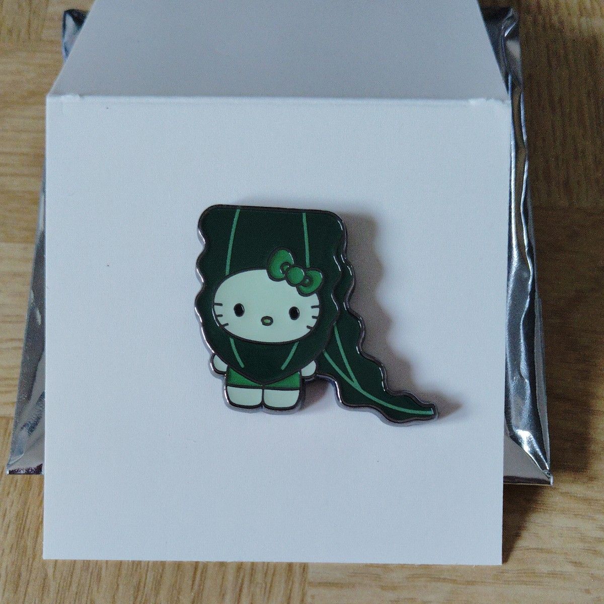 大阪万博 日本館パビリオン ハローキティ 藻ピンバッジ②｜Yahoo