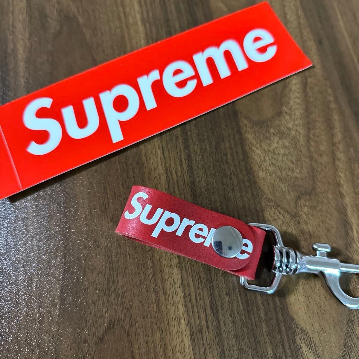 Supreme キーホルダー レッド レザーキーホルダー ロゴ イタリア製