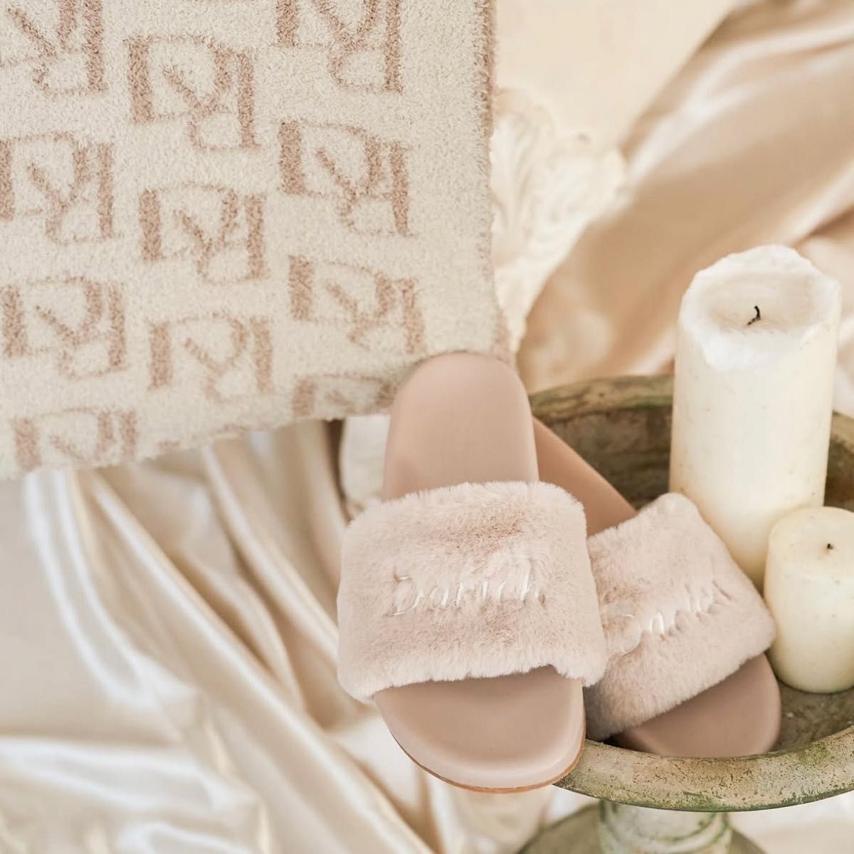 新品】Darich フラッフィー スライド サンダル ファー ロゴ フラット