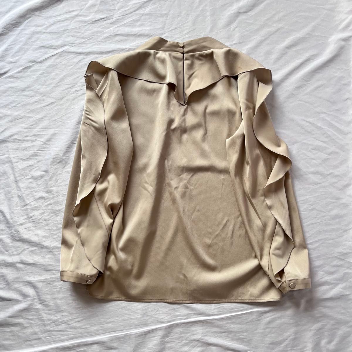 アニュアンス anuans ツイスト フリル Vネックブラウス サテン 長袖