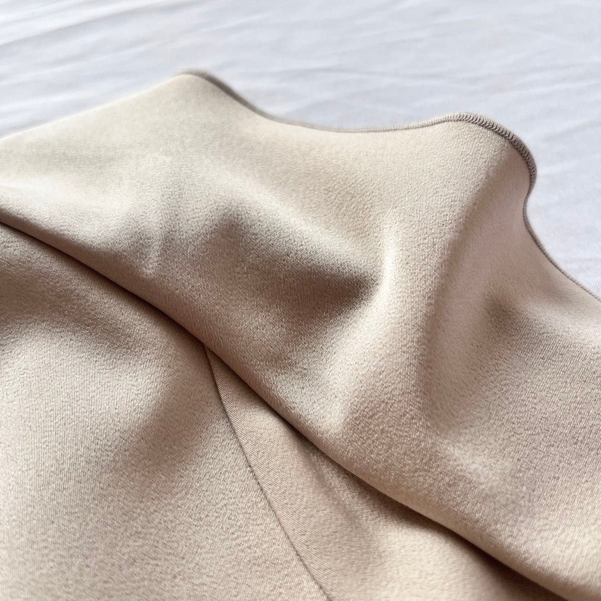 アニュアンス anuans ツイスト フリル Vネックブラウス サテン 長袖