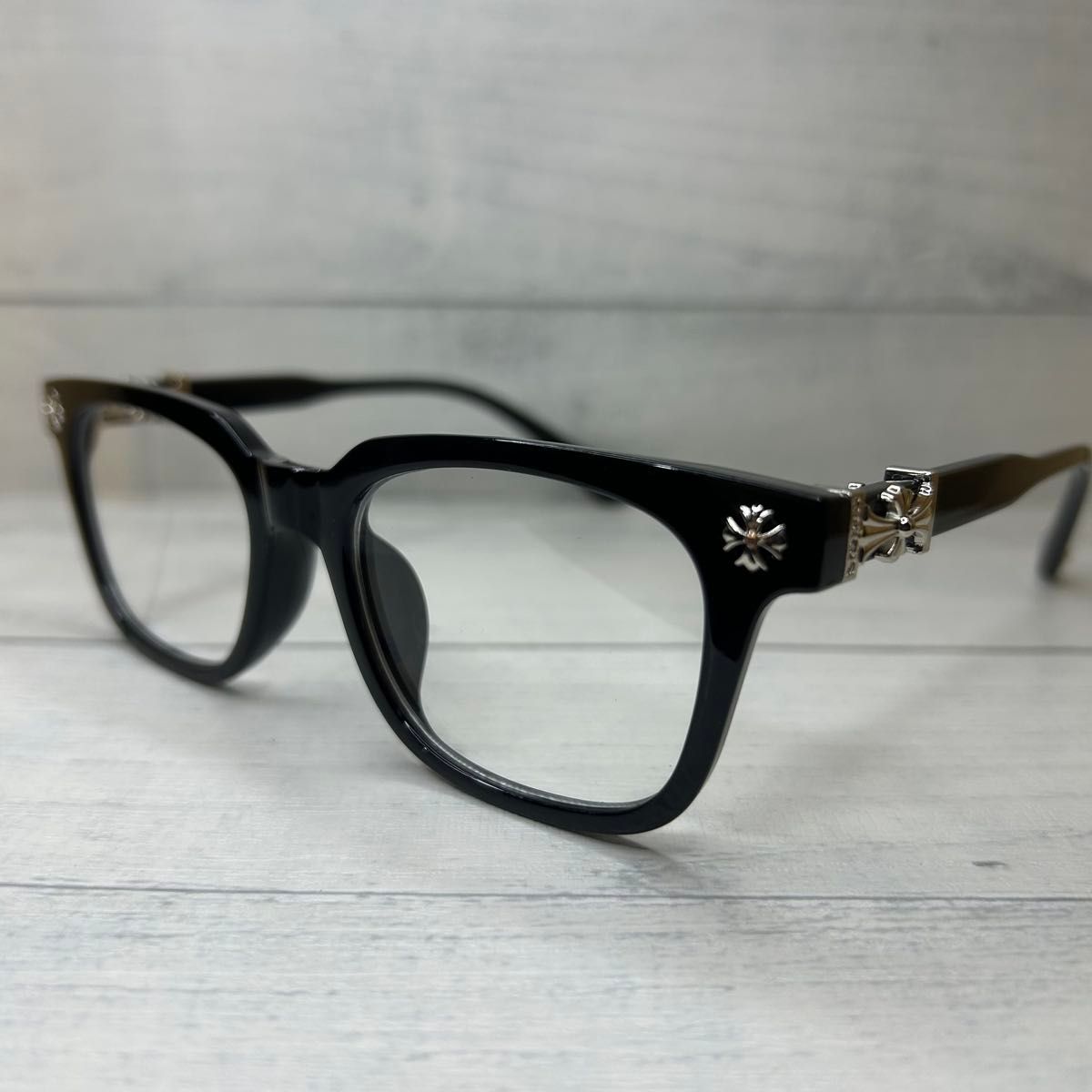伊達メガネ 黒縁サングラス クリアレンズ クロスチャーム シルバー