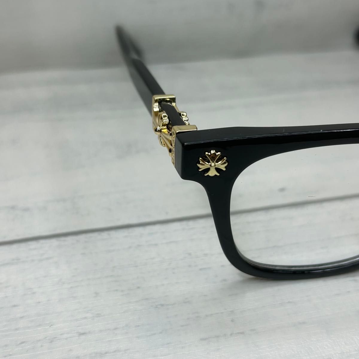 伊達メガネ 黒縁 サングラス ゴールド クロスチャーム クロムハーツ