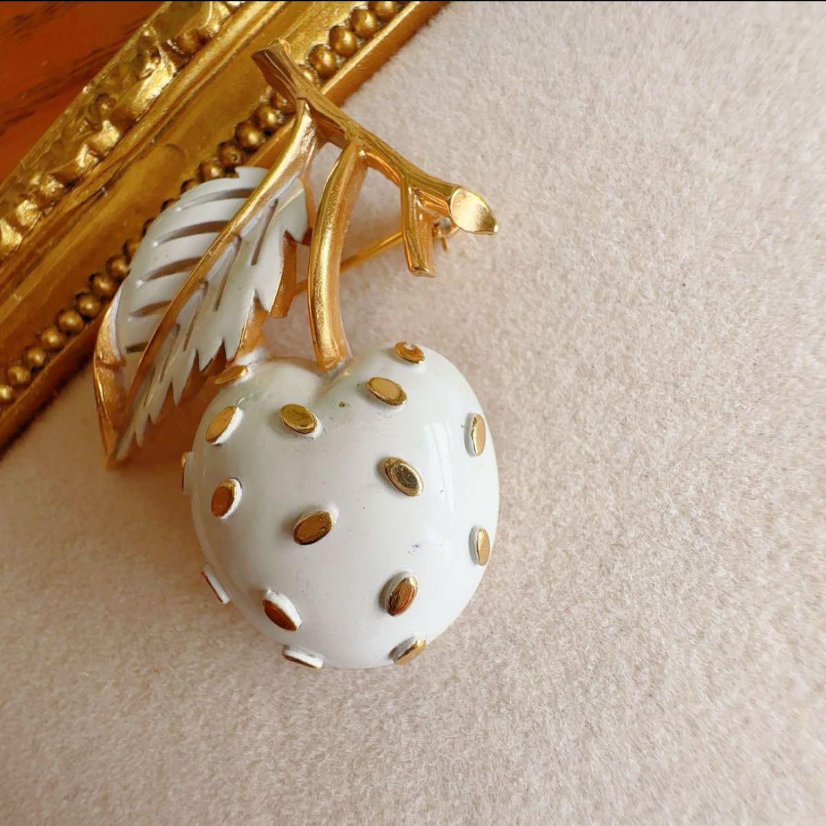 Trifari クラウントリファリ ホワイト エナメル ブローチ さくらんぼ