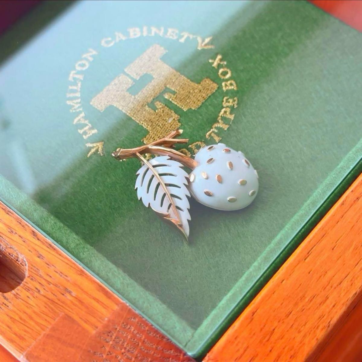 Trifari クラウントリファリ ホワイト エナメル ブローチ さくらんぼ