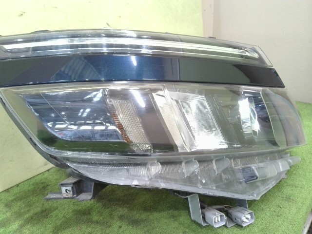 ZRR80ヴォクシー中古右ヘッドランプ81130-28D21 即決 美品 ヴォクシー