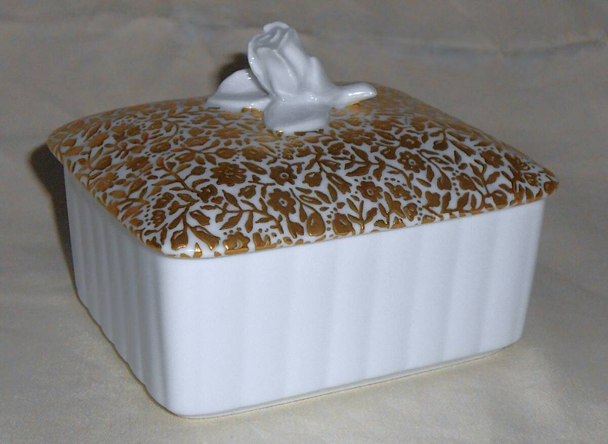 Yahoo!オークション - 深川製磁 金彩薔薇彫刻方型蓋物 【飛翔】 箱入美