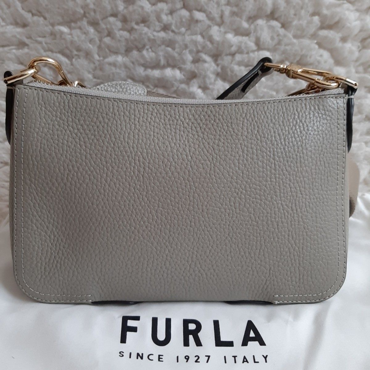 美品 フルラ ショルダーバッグ レザー グレー アテナ アーチロゴ