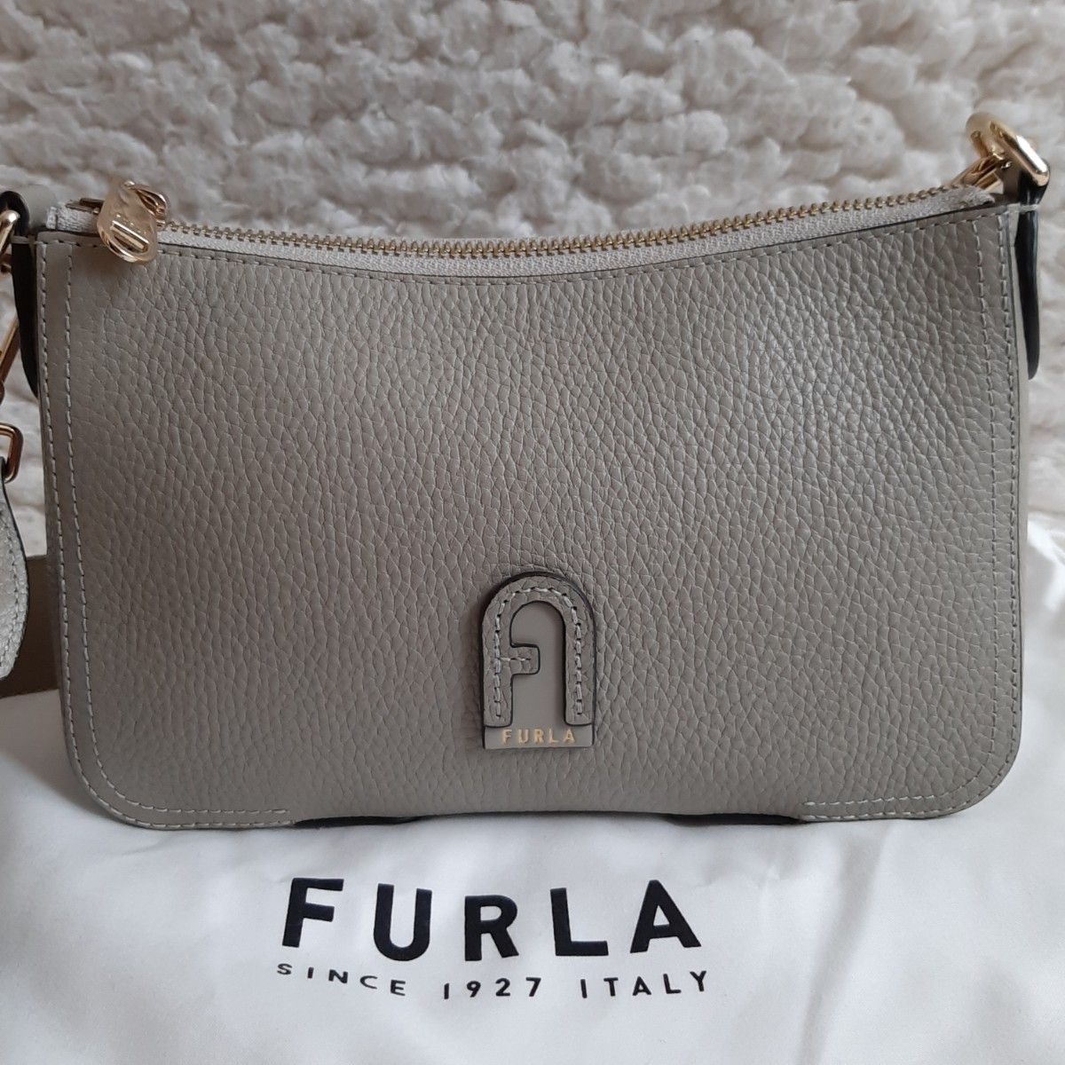美品 フルラ ショルダーバッグ レザー グレー アテナ アーチロゴ