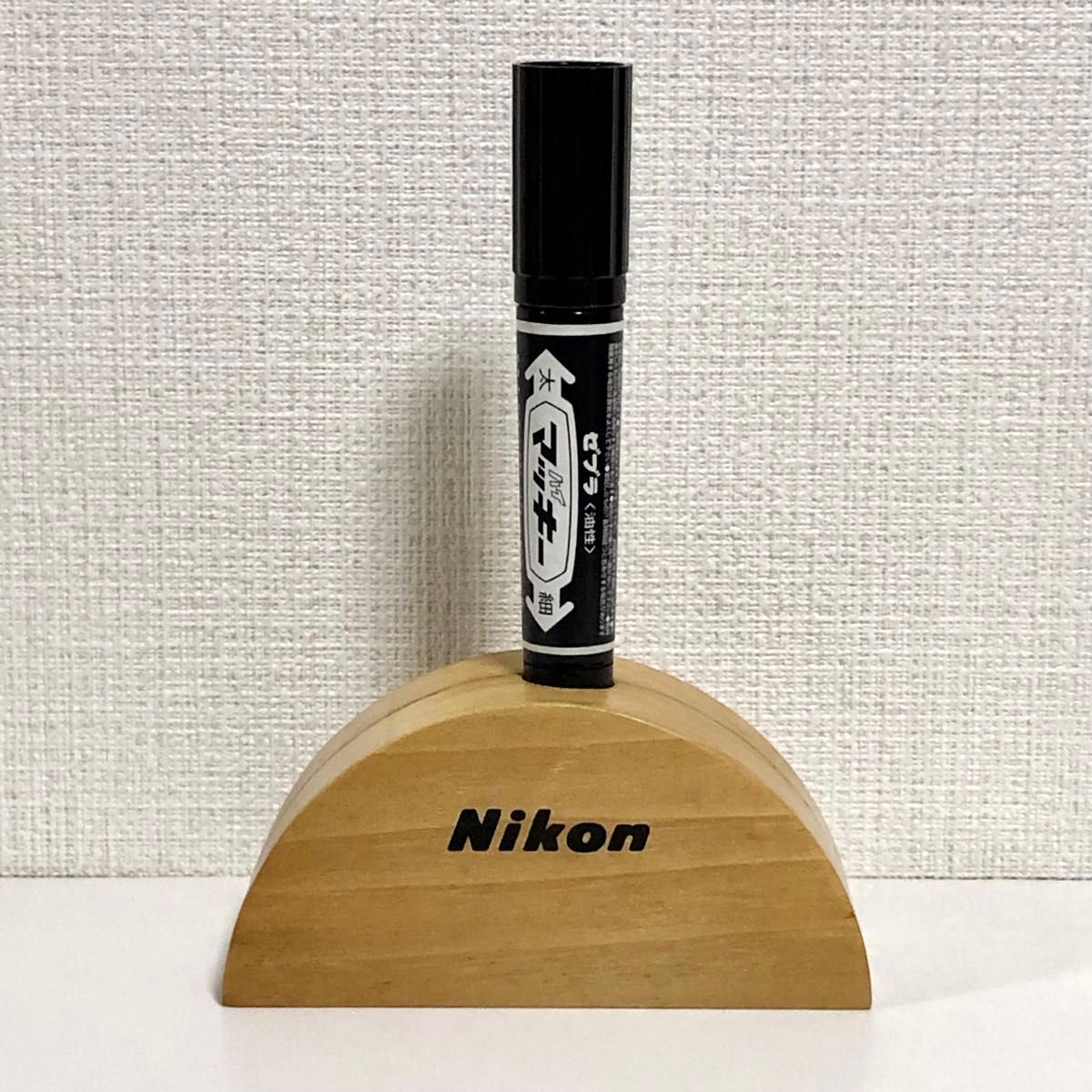 年代物 ヴィンテージ ニコン nikon オブジェ 木製 ロゴ スタンド