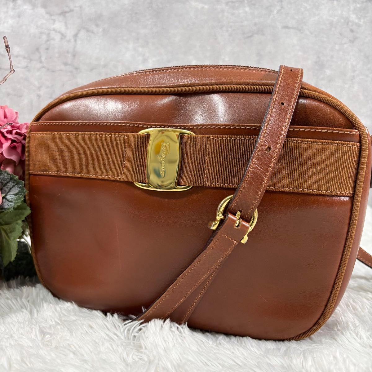 美品】 フェラガモ 茶 ヴァラリボン ショルダーバッグ レザー クロス