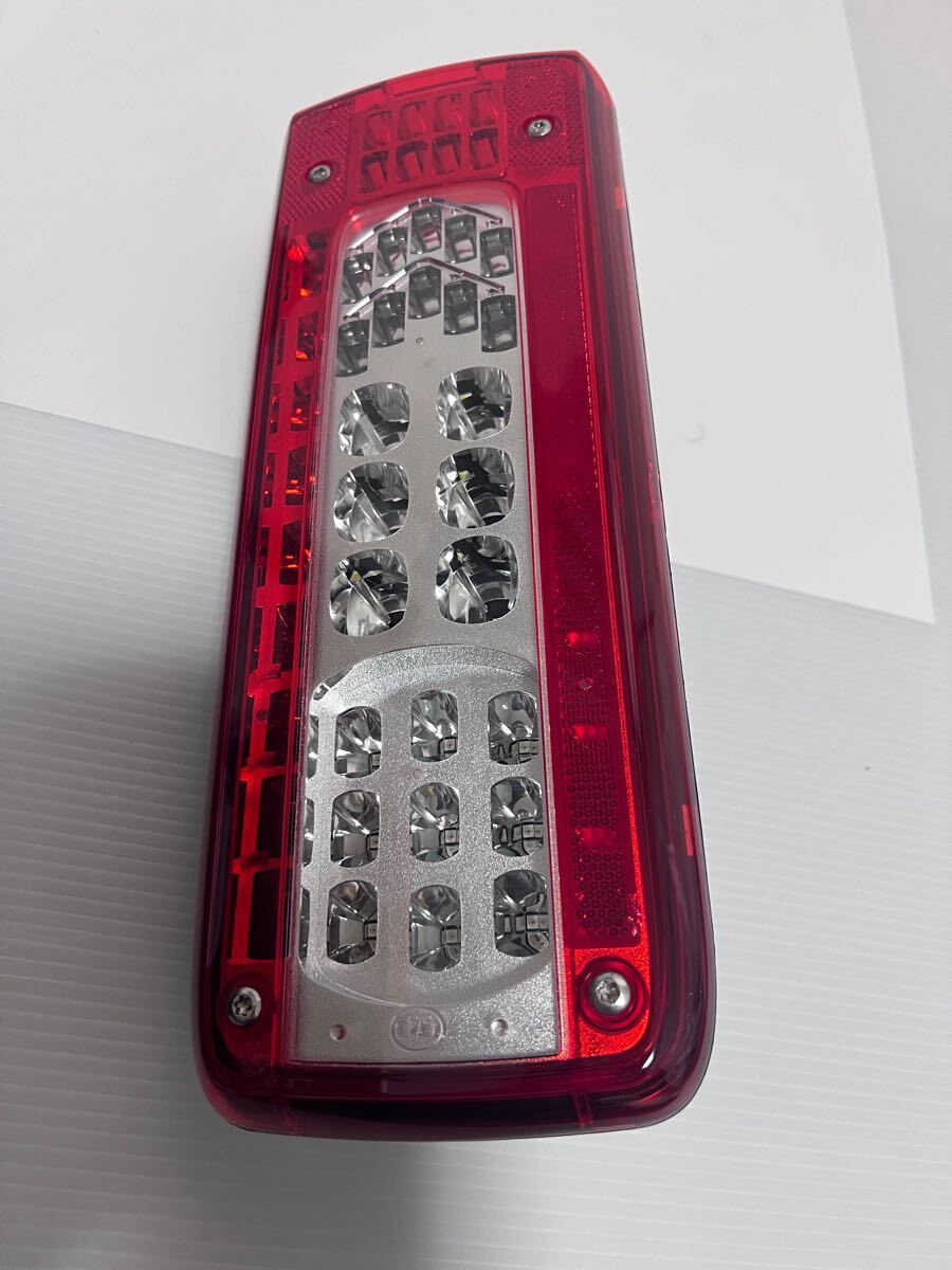 新車外し UD クオン 純正 テールライト テールランプ 左右セット