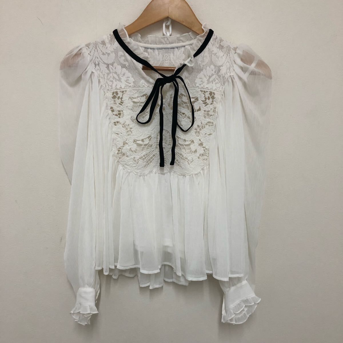 Yahoo!オークション - (29)SNIDEL エンブロイダリー楊柳ブラウス ホワ