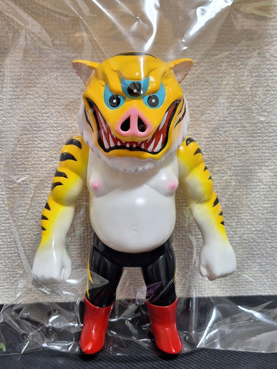 アートジャンキー x One up. ブタイガー レッド ソフビ アート