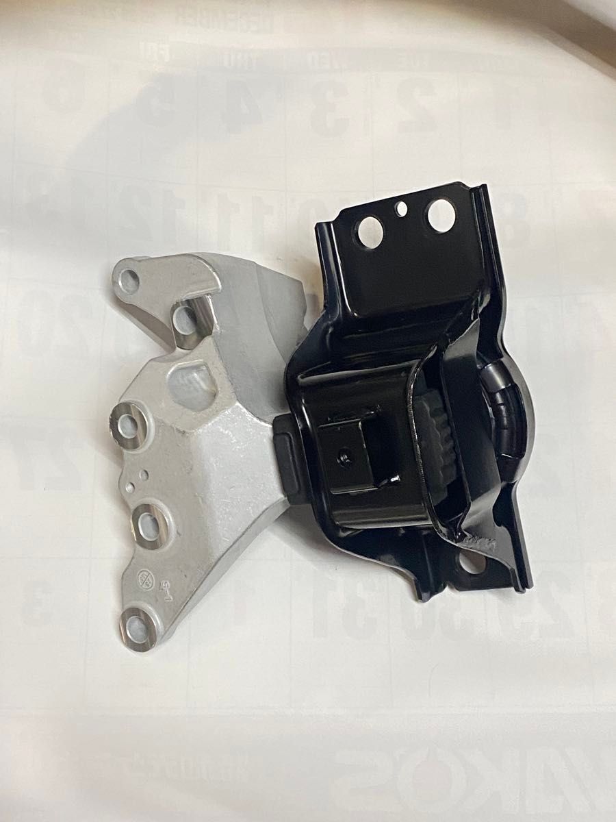 送無 DBA-C26 日産 右側 エンジンマウント インシュレーター 11210