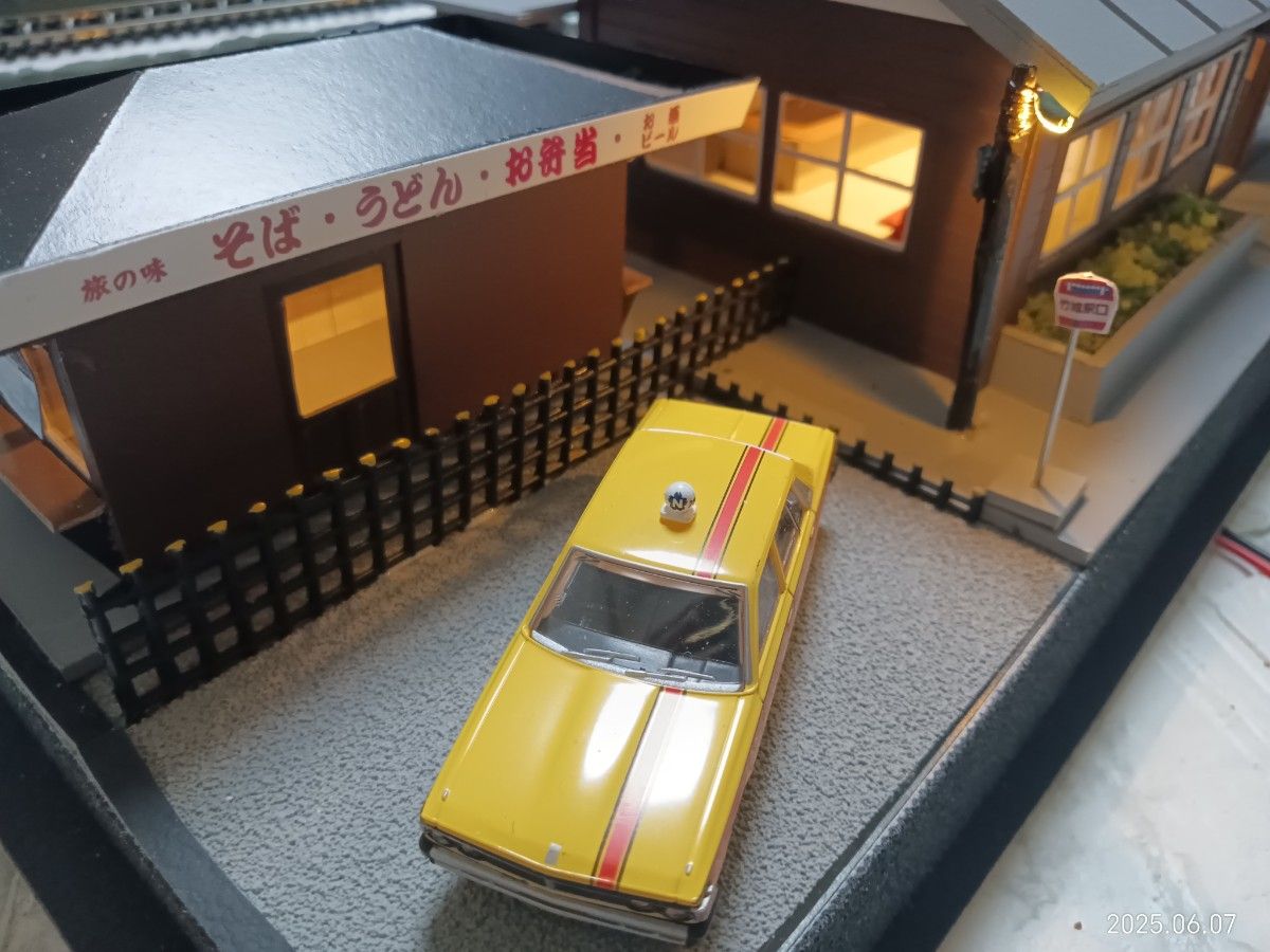 HOゲージ】（着色完成品）ローカル木造駅舎と売店立ち食いそば屋さん
