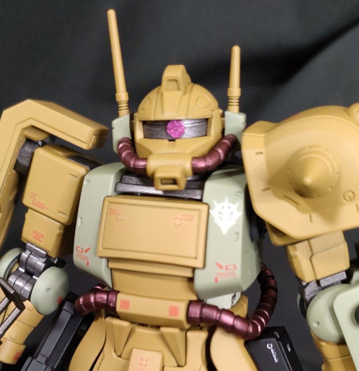 ガンプラ 塗装済完成品 HG ザク・デザートタイプ（ダブルアンテナ