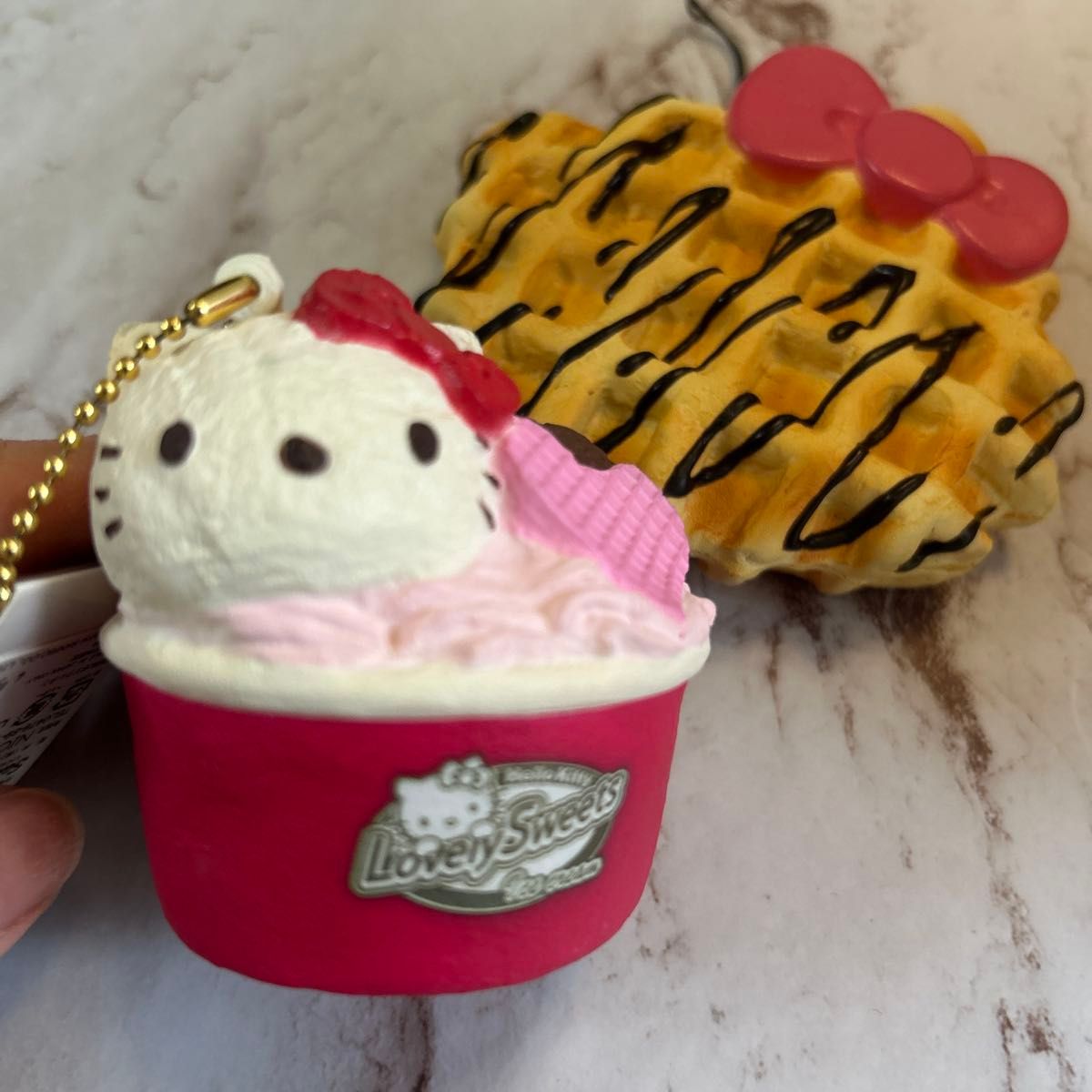 サンリオ ハローキティ アイスクリーム ワッフル ストラップ