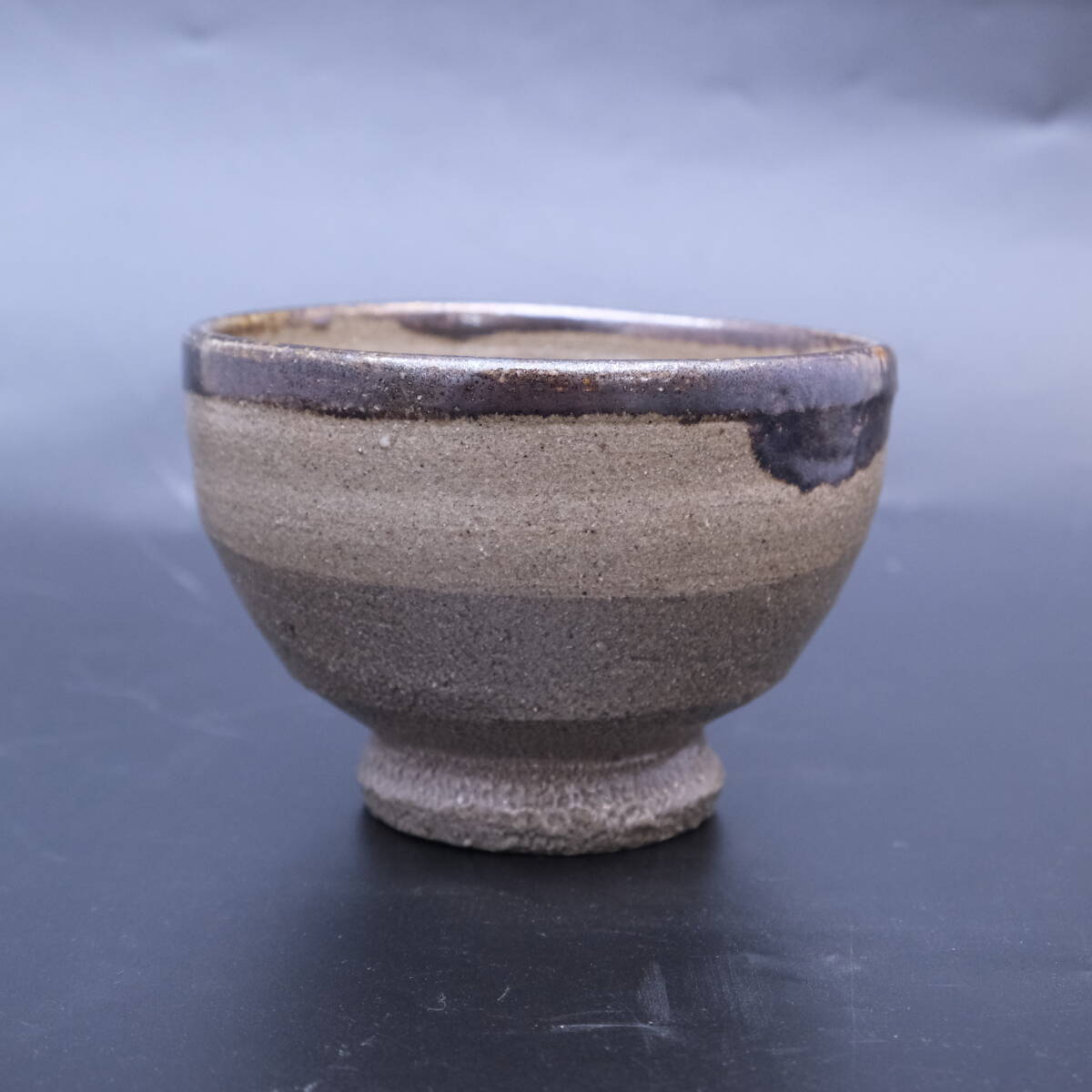 浜田庄司 黒釉茶盌 人間国宝 人間国宝濱田庄司さんの「黒釉胴紐茶盌