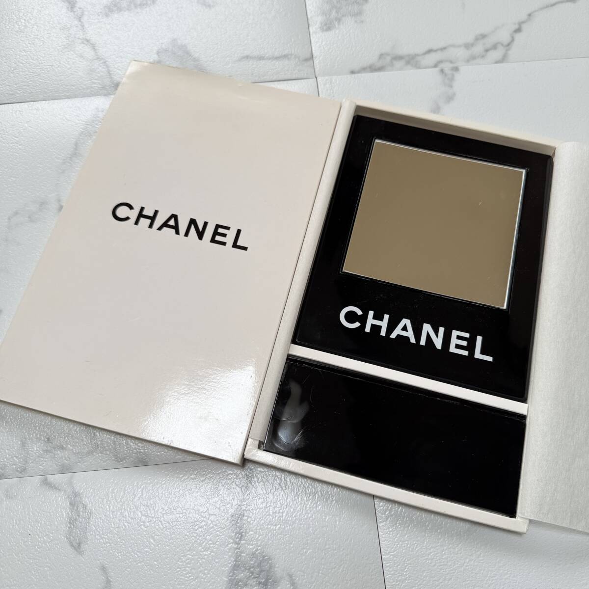 CHANEL シャネル ロゴ入り 回転式 スタンド 卓上ミラー 鏡 ミラー 白