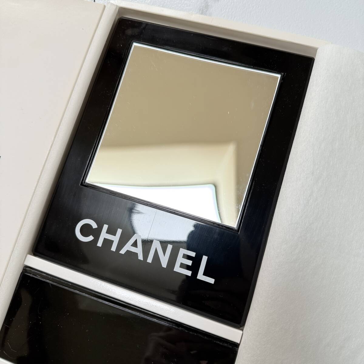 CHANEL シャネル ロゴ入り 回転式 スタンド 卓上ミラー 鏡 ミラー 白