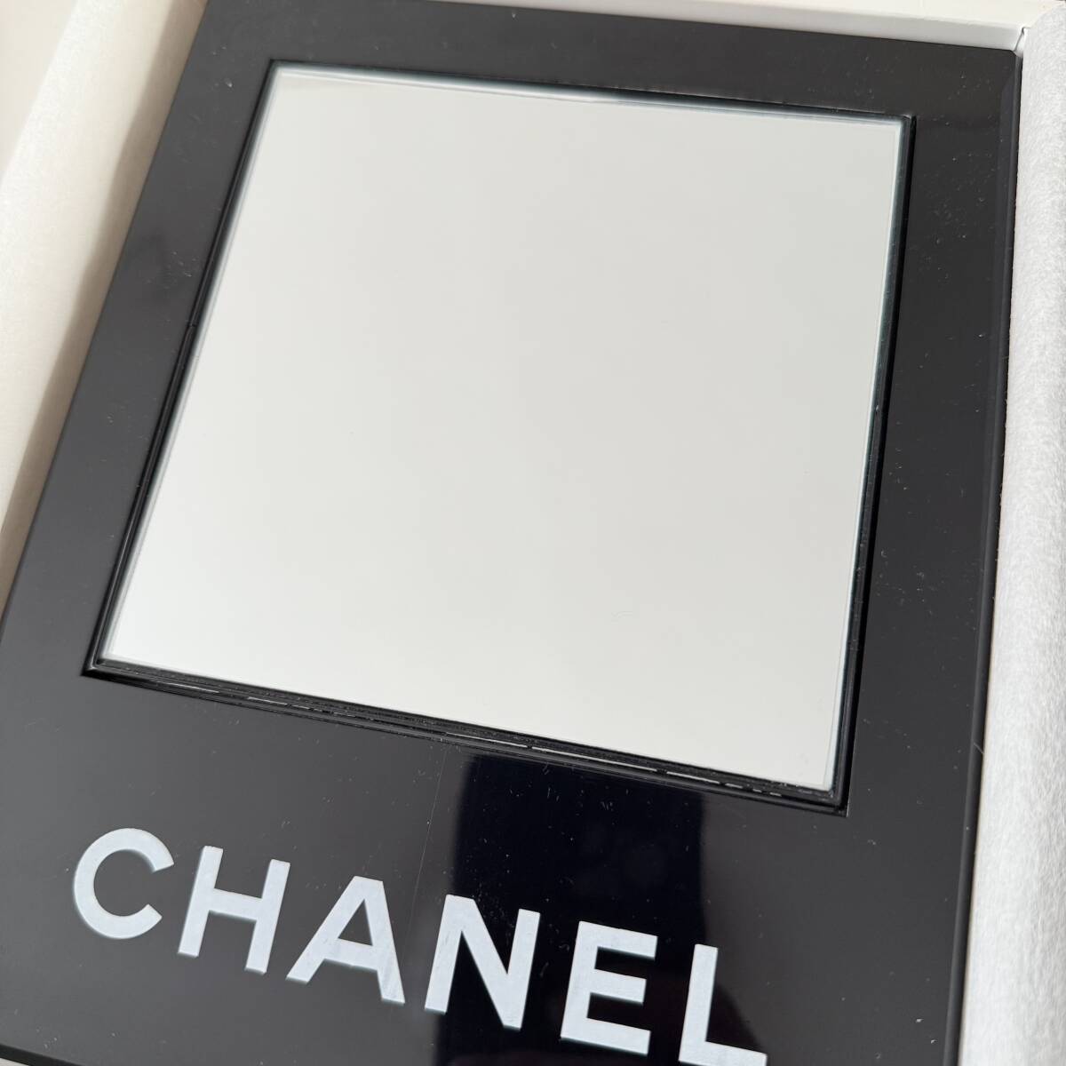 CHANEL シャネル ロゴ入り 回転式 スタンド 卓上ミラー 鏡 ミラー 白
