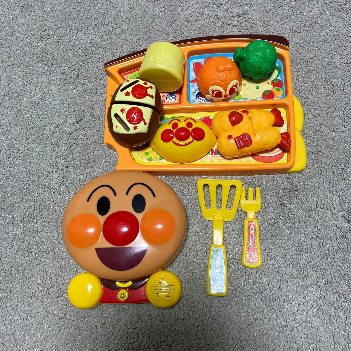 ホットプレートでジュージュー できたておこさまランチ アンパンマン