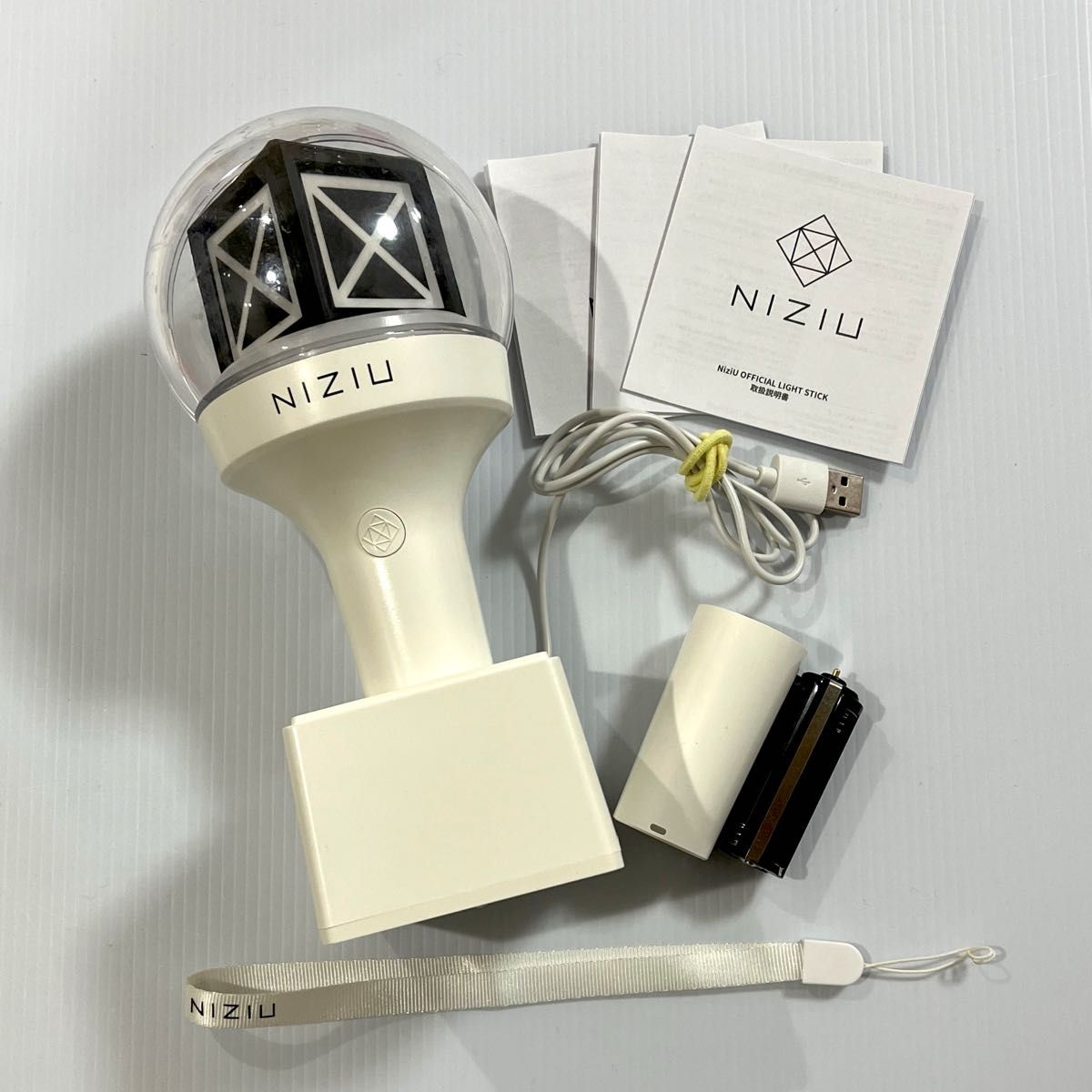 NiziU オフィシャル ペンライト②（動作確認済 ドーム部分に目立つ傷