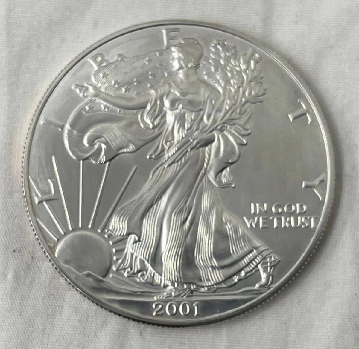 アメリカ ウォーキング リバティ イーグル 1ドル銀貨 1オンス 2001年