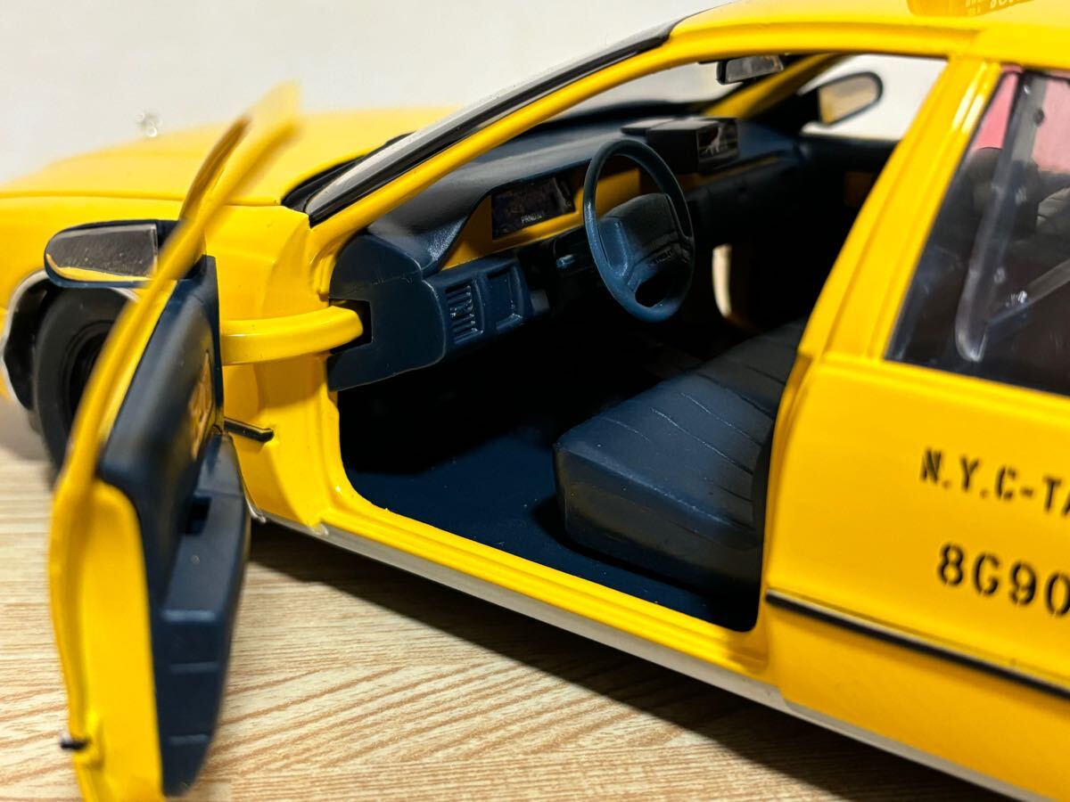 送料無料 1/18 シボレー カプリス タクシー ミニカー UT MODELS