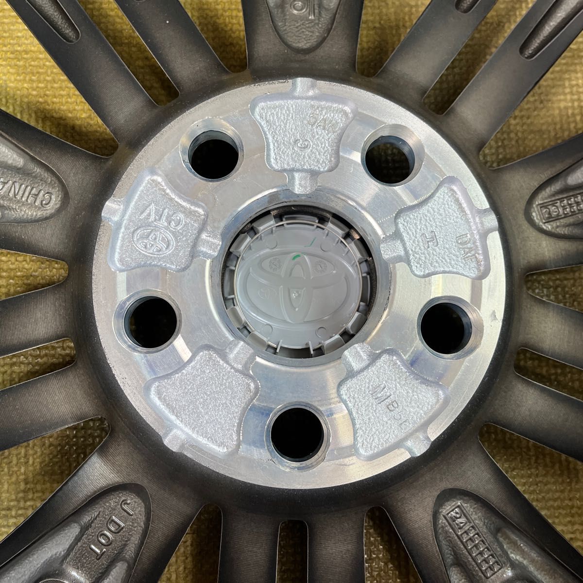 新車外し トヨタ ヤリスクロス Z 純正ホイール1本 18インチ7J+50