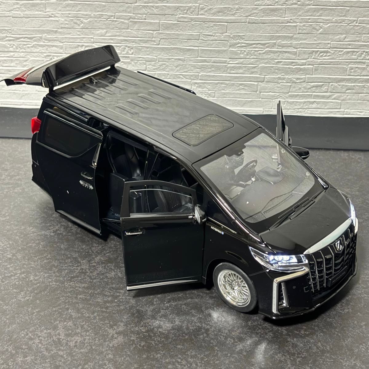 1/18 30系トヨタアルファード エグゼクティブラウンジ ダイキャスト