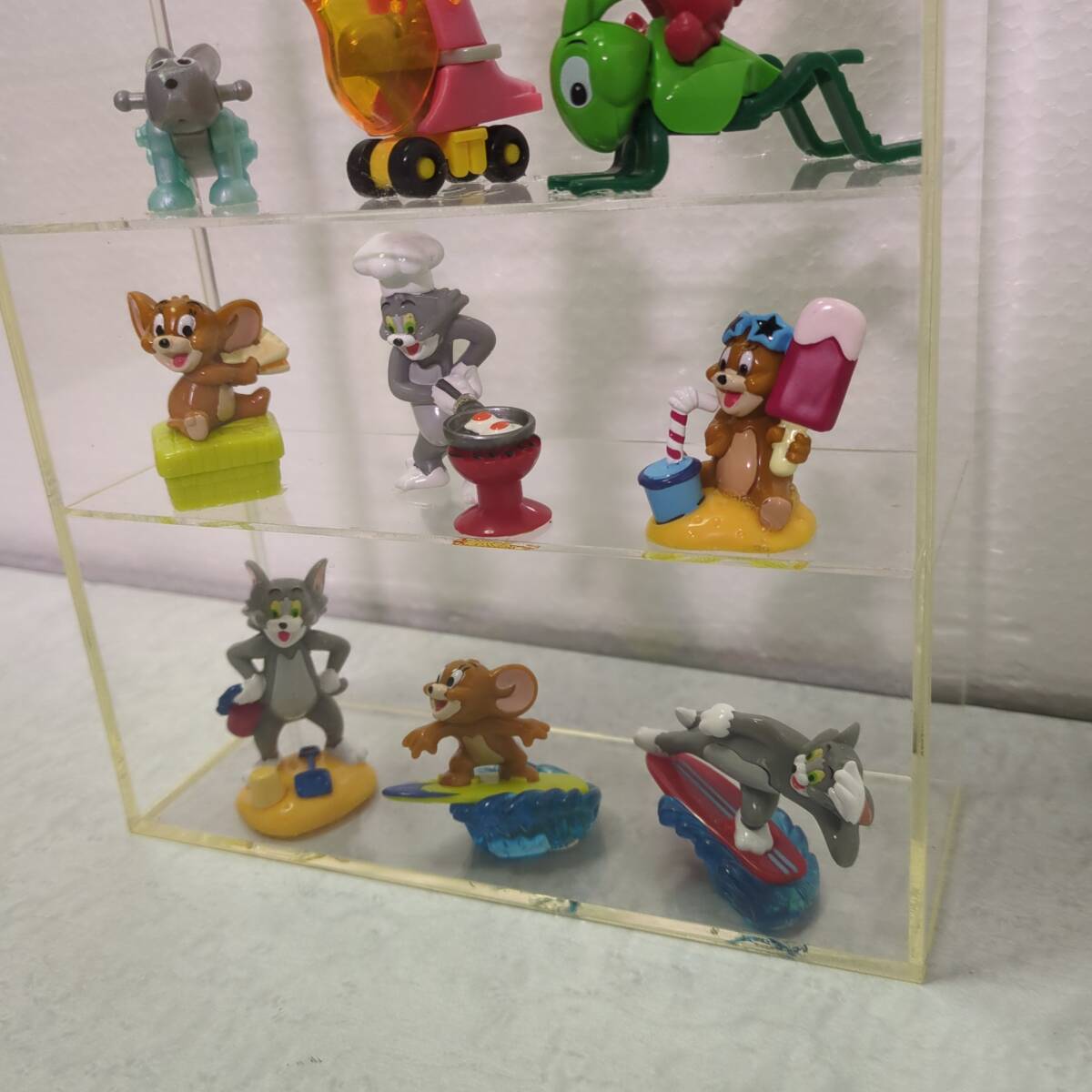 キンダーサプライズおもちゃ12個アクリルケース入り