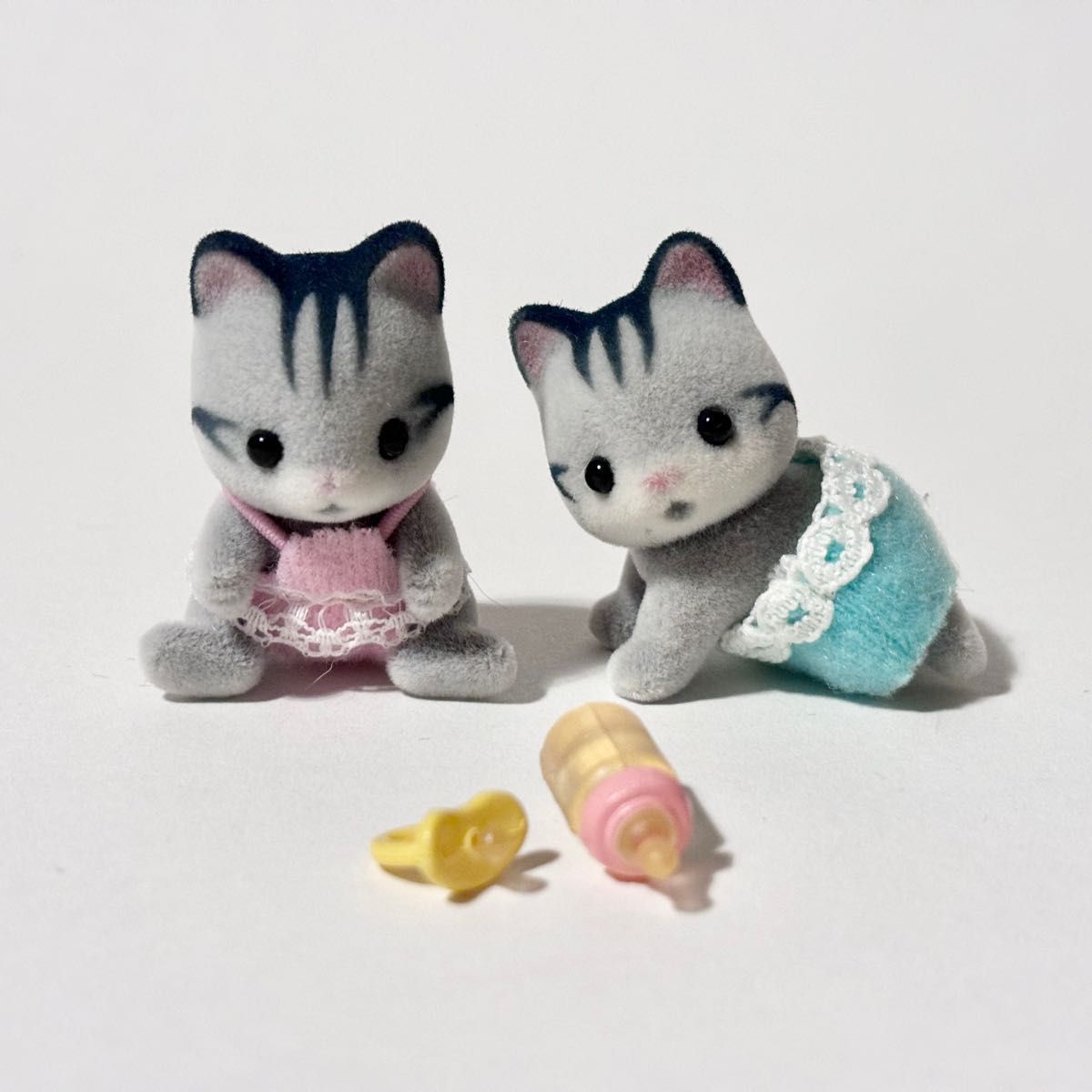 シルバニアファミリー グレイッシュネコのふたごちゃん＋哺乳瓶＋