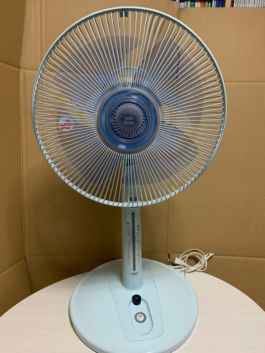 DarkBlue の涼しげな羽根/ランプも光る！ 暑夏をecoに乗切る東芝扇風機