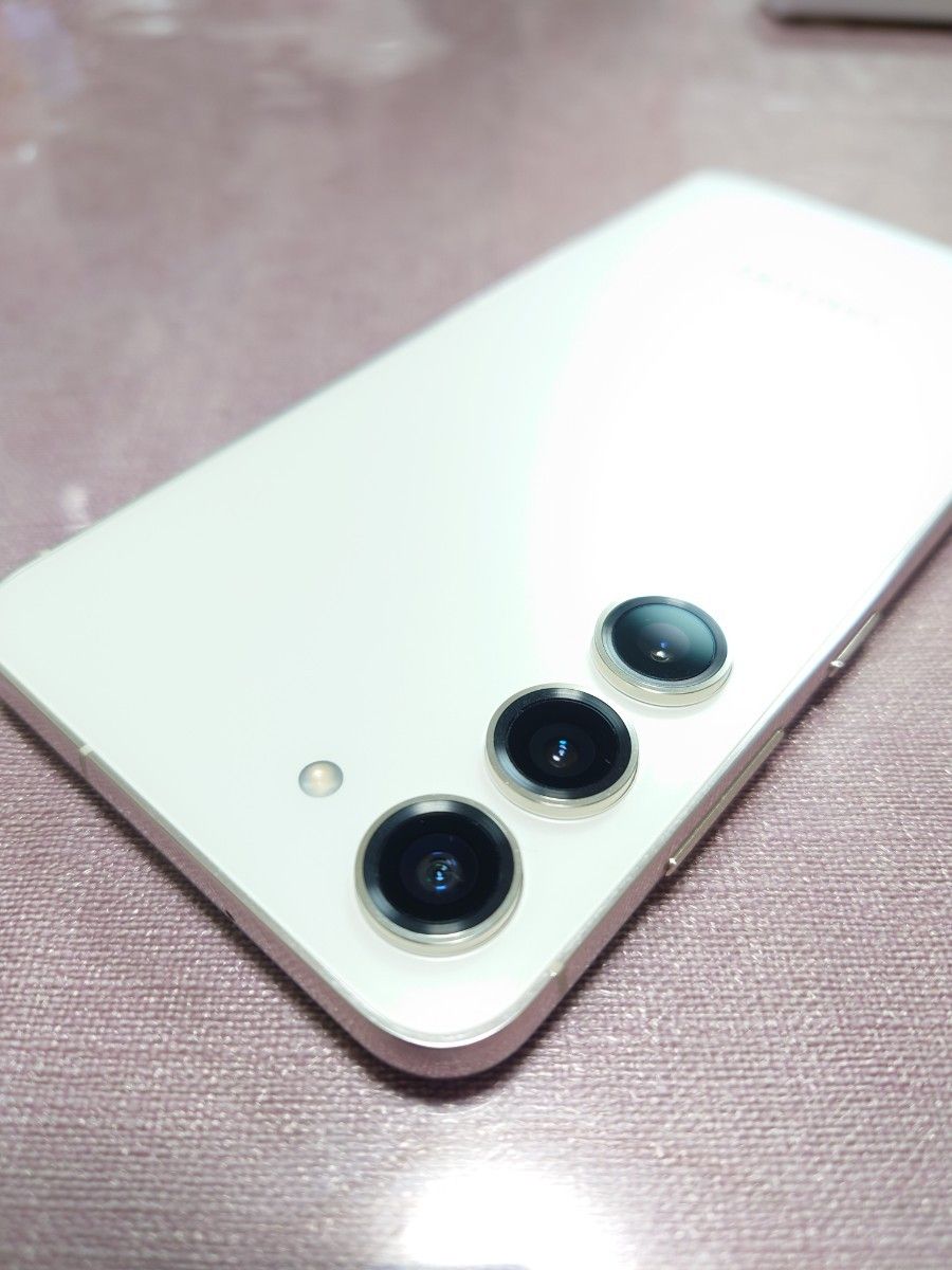 ほぼ新品 Samsung Galaxy S23 256GB SIMフリー 香港版 デュアルSIM