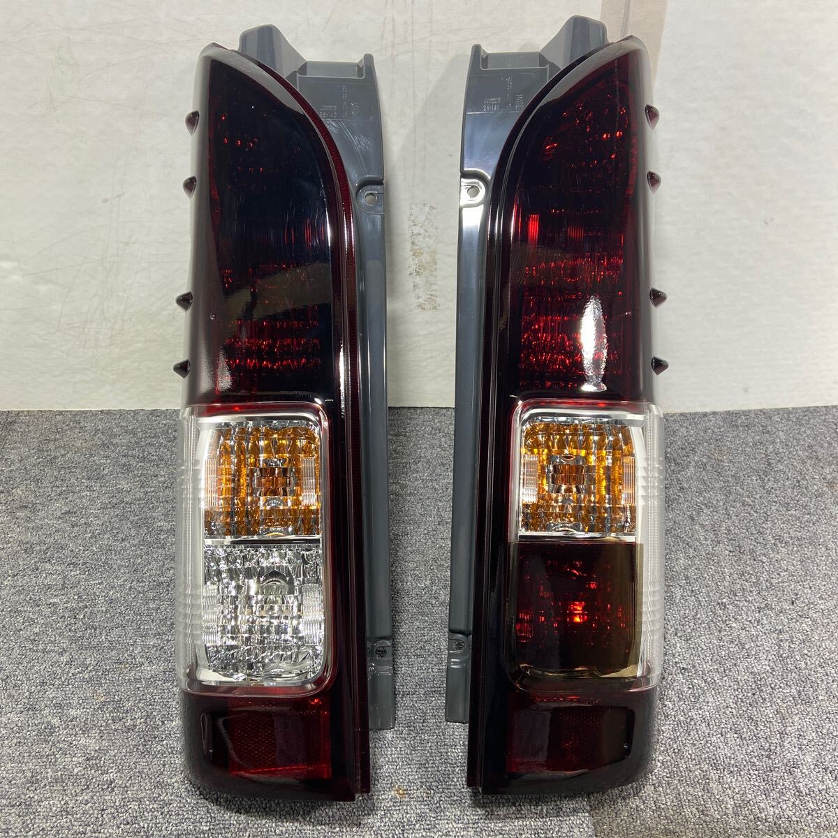 新車外し☆ハイエース 200系 スーパーGL☆トヨタ純正テールランプ 新車