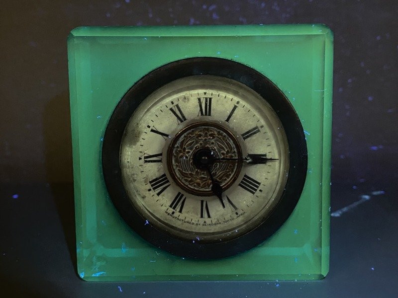 精工舎」の大正時代のネジ巻き両鈴目覚時計 （硝子台はウラン