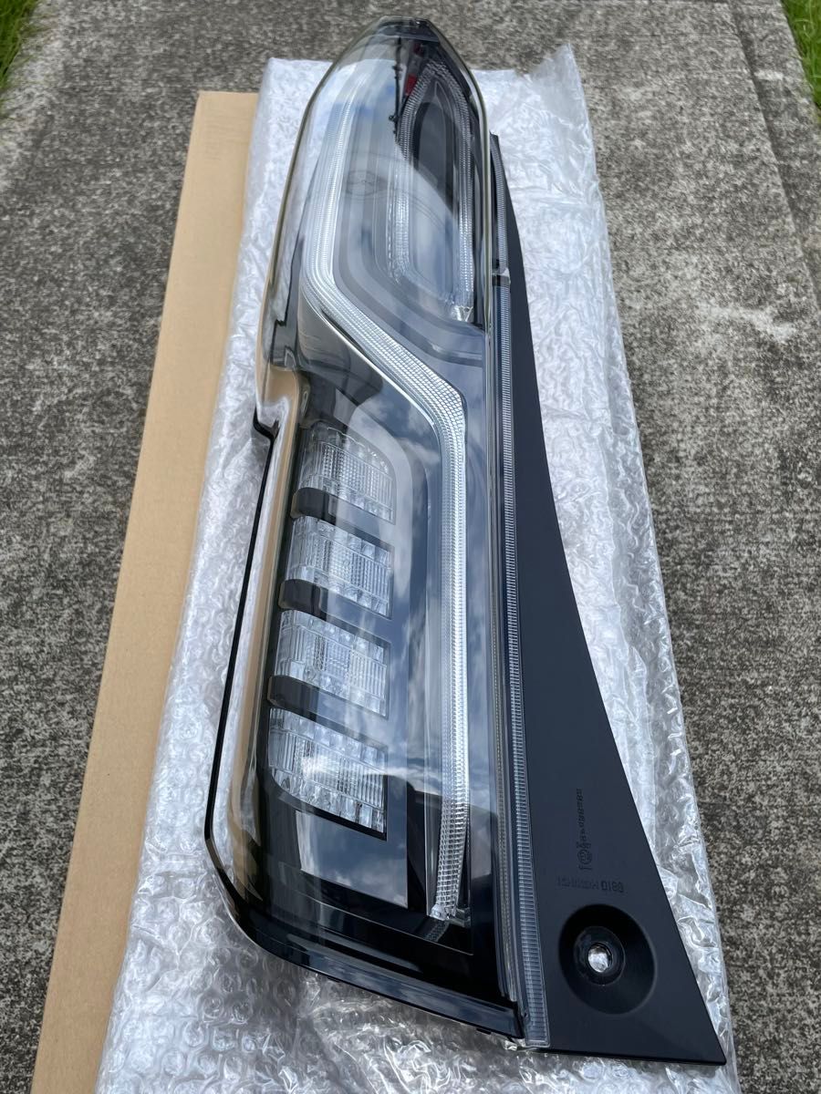 新車外し】N-BOXカスタム JF3 左テールランプ 33551-TTA-J31 テール