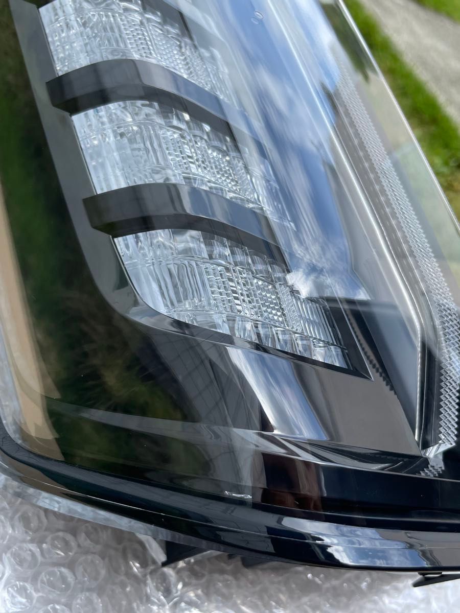 新車外し】N-BOXカスタム JF3 左テールランプ 33551-TTA-J31 テール