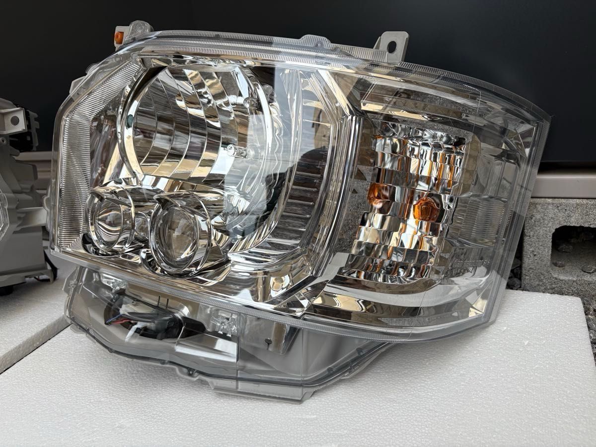 新車外し】トヨタ200系ハイエース 純正 LEDヘッドランプ LEDヘッド