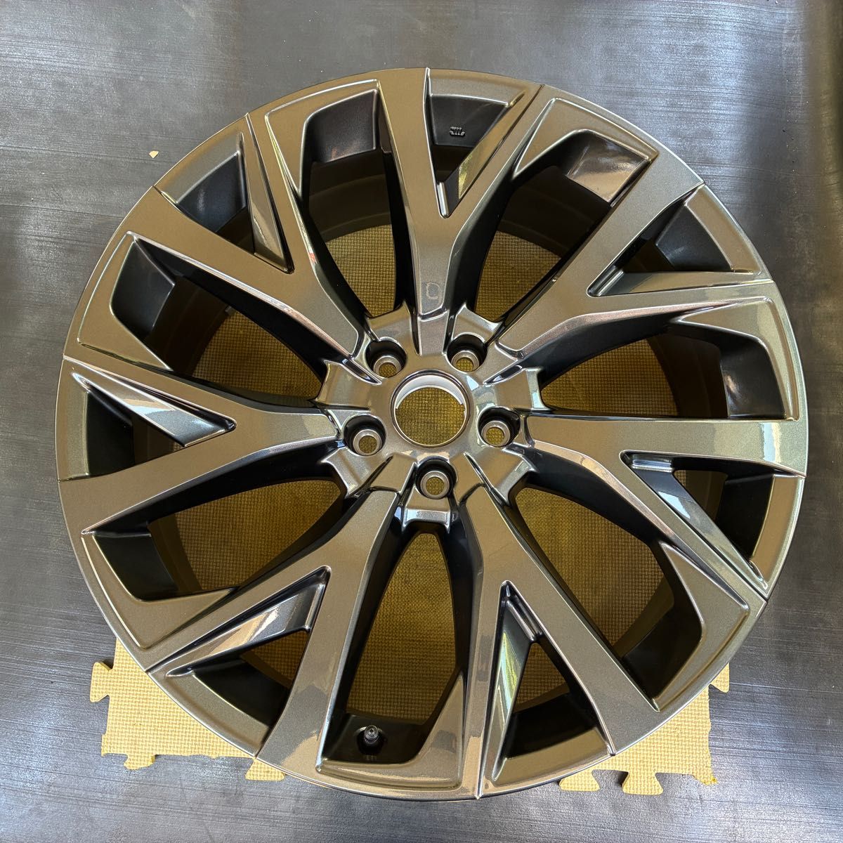 新車外し トヨタ クラウン エステート 純正ホイール1本 21インチ8 5J+